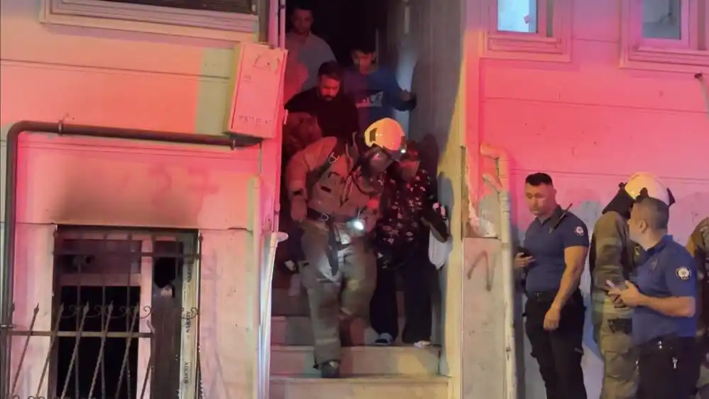 Image from Türkiye Gazetesi: İstanbul'da sıcak saatler! Çok sayıda ekip olay yerinde İnsanlar gece ...