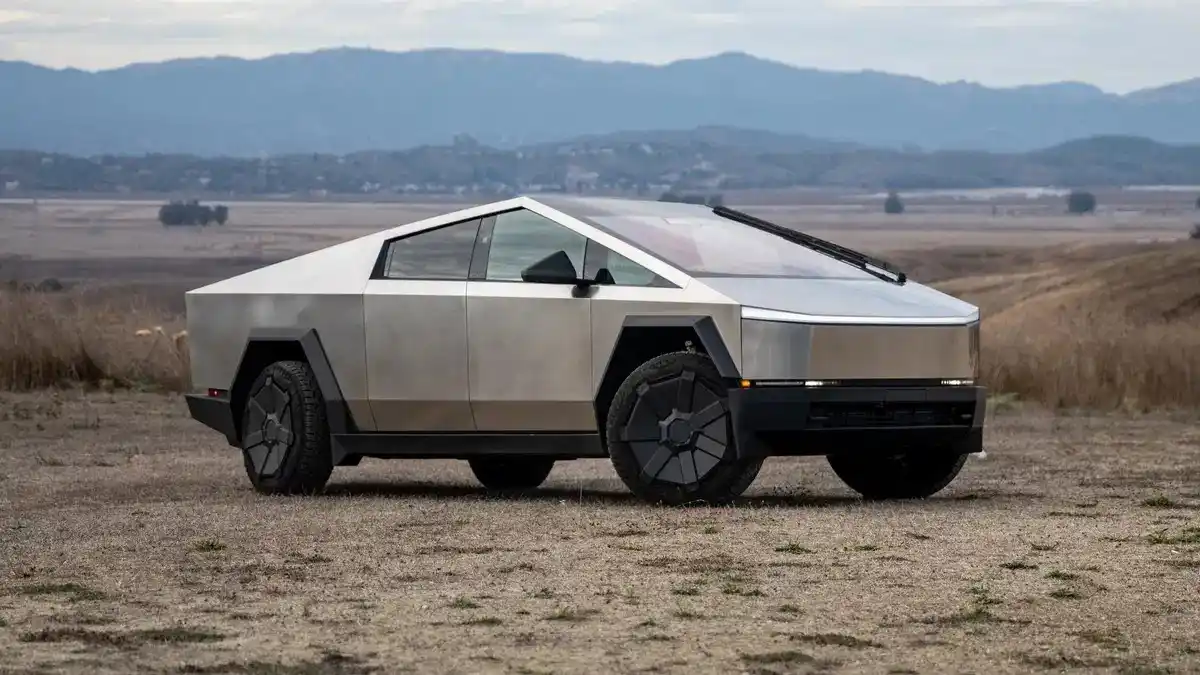 Image from Andro4all: 🔥 Los Tesla Cybertruck arden tanto que derriten hasta los huesos huma...