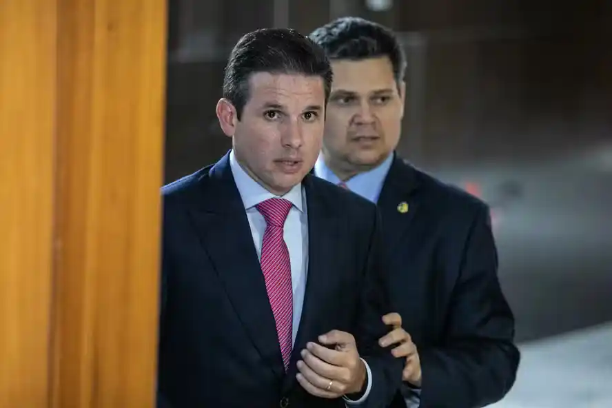 Image from O GLOBO - Malu Gaspar: *Motta articula com oposição projeto alternativo à anistia na Câmara* ...