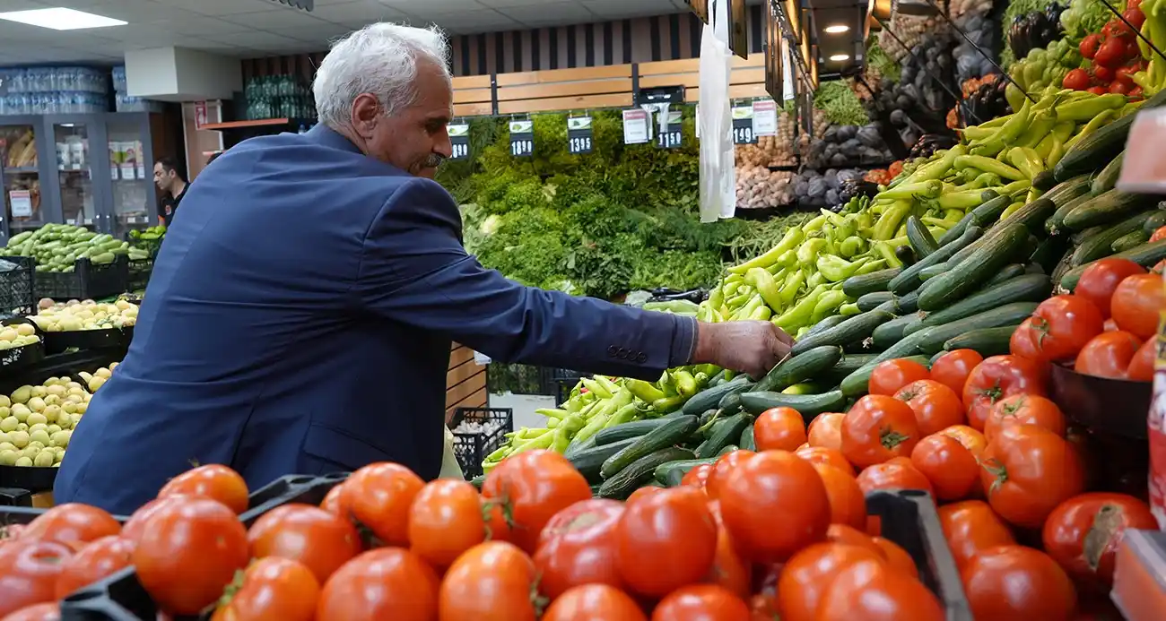Image from Türkiye Gazetesi: Pazar yangın yeri oldu! Kiraz, erik, kayısı bitti şimdi sıra onlarda.....