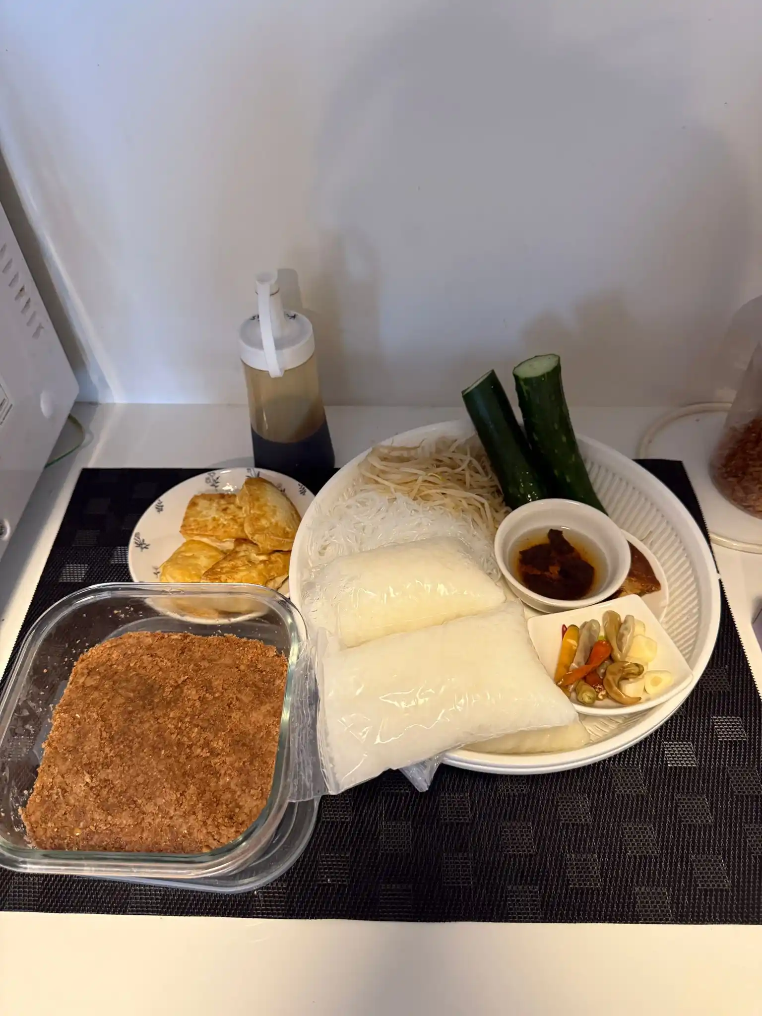 Image from Ueno Family Japan Official: Udah lengkapp bets wkwkw lontong,bihun,toge,timun,tahu goreng,air adem...