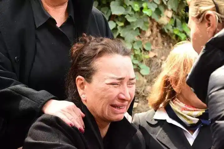 Image from Türkiye Gazetesi: Ünlü isim hayatını kaybetti! Acı haberi Demet Akbağ duyurdu https://ww...