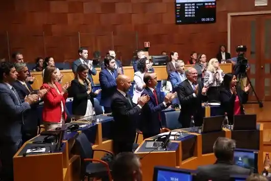 Image from CM Política : *Assembleia da Madeira aprova Orçamento para 2025 com votos do PSD e P...