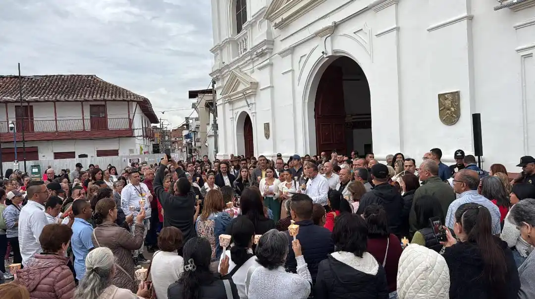 Image from Primero Oriente Noticias: Con una eucaristía y encendido de velas, rionegreros pidieron por la p...