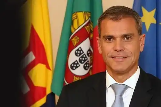 Image from CM Política : *Governante da Madeira insulta deputadas*  https://tinyurl.com/8nar9w7...