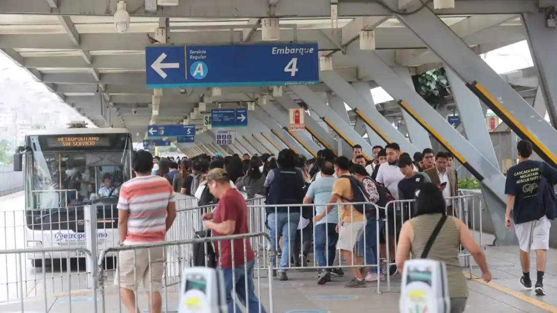 Image from Perú21 : *🚨 Mujer de 60 años sufrió grave accidente en la estación Naranjal de...