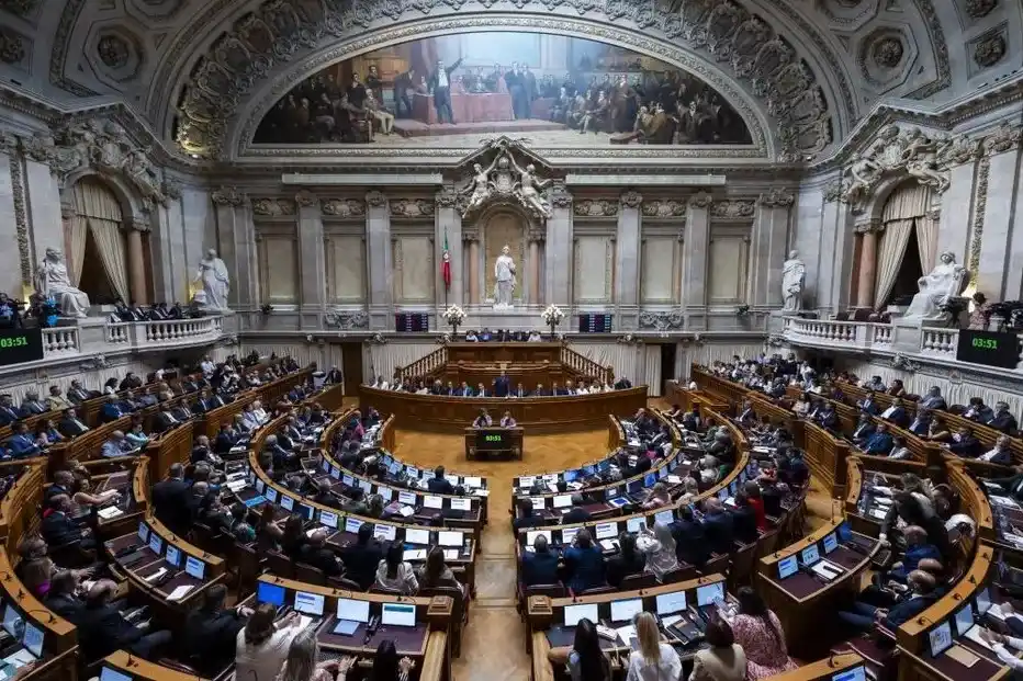 Image from CM Política : *Programa do Governo aprovado com chumbo da moção de rejeição do PCP* ...
