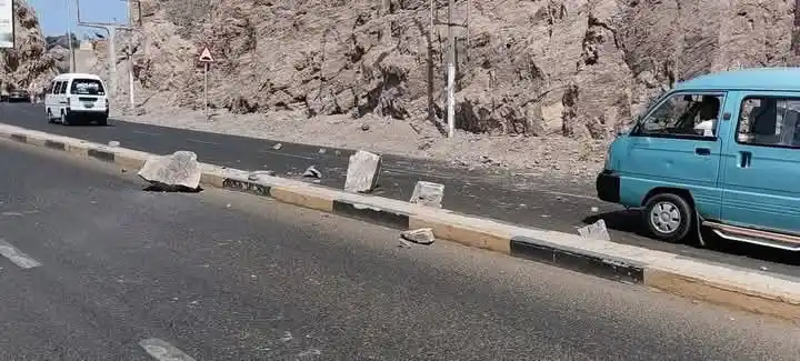 Image from المشاهد نت: شهدت مدينة عدن، اليوم الأحد، انهيارات صخرية بجبل شمسان على طريق “العقب...