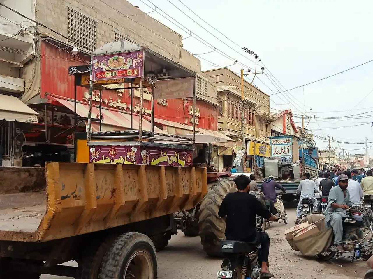 Image from Commissioner Karachi: Under the directives of Commissioner Karachi, anti encroachment operat...