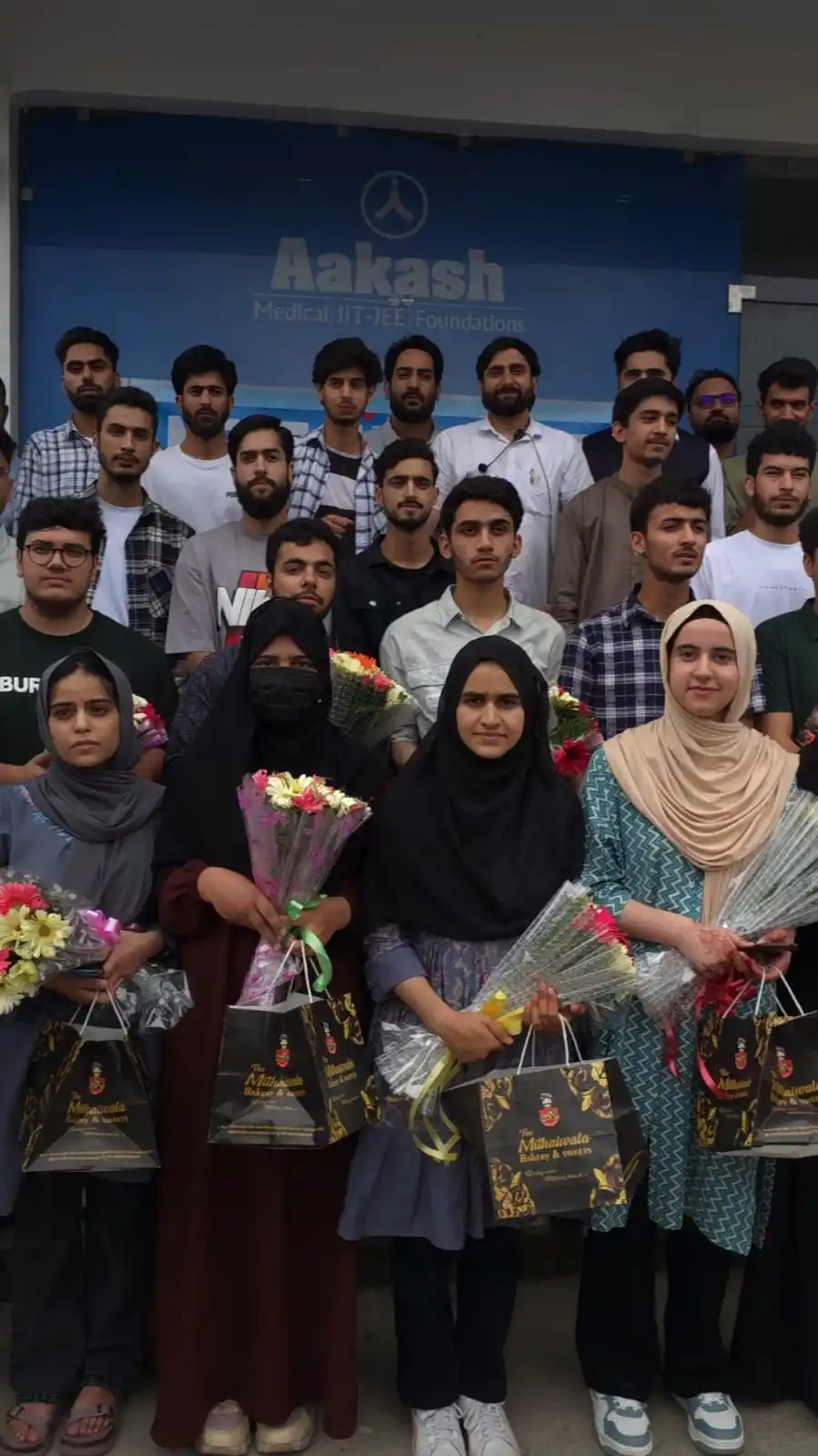 Image from The Asian News Hub: Achievers Day: Aakash Institute Rajbagh Campus Felicitates Recently Qu...