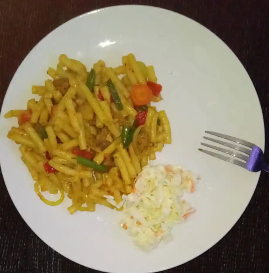 Image from Kubika nekurongedza mumba Chef SK🍴🚿🧹💅🇿🇼: Beef stir fry & macaroni served with coleslaw Rate out of 10...