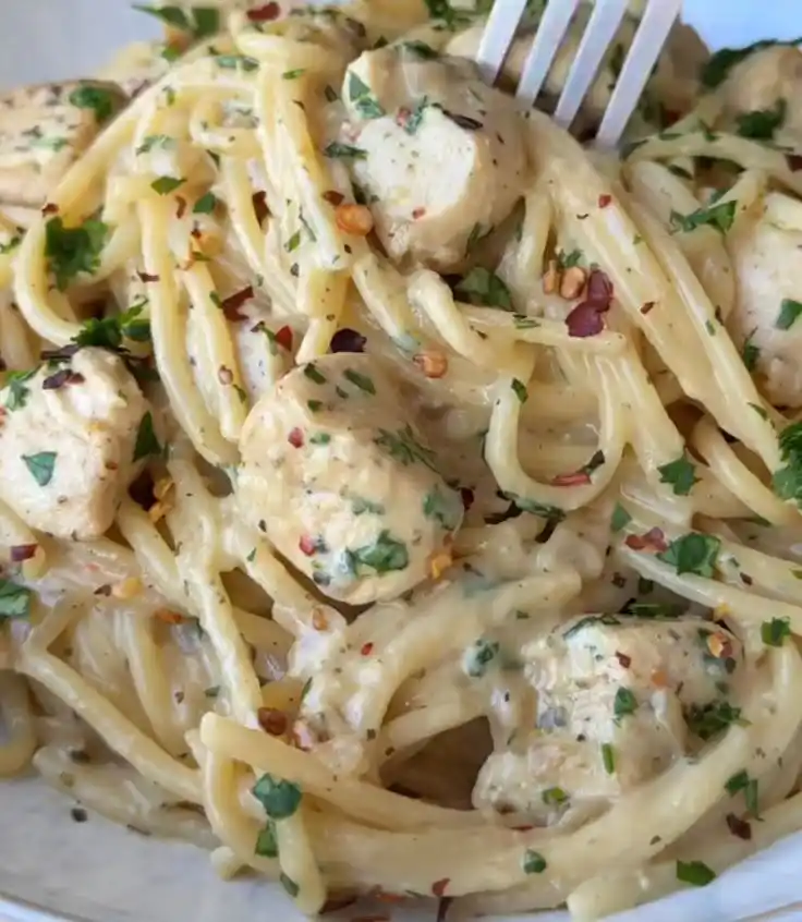 Image from Kubika nekurongedza mumba Chef SK🍴🚿🧹💅🇿🇼: Creamy Garlic and Herb Spaghetti.  . ⬇️ Recipe below ⬇️  . Recipe serv...