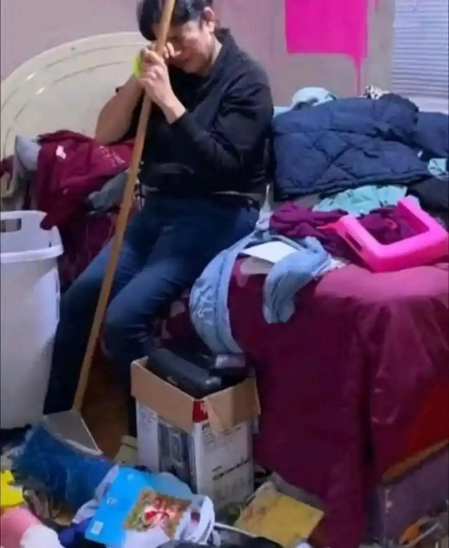 Image from MUSIC WORLD 🌎 ☑️: Drake's maid after spending 2 weeks cleaning his wardrobe and its stil...