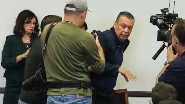 Image from VWA ZILE NEWS: 🚨 FLASH INFO VWA-ZILE Le sénateur Alex Padilla arrêté lors d'une con...
