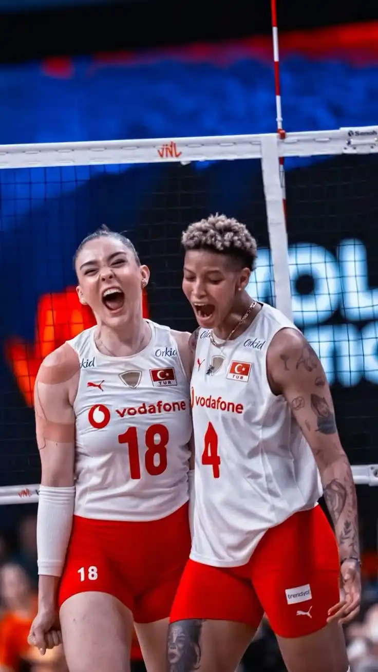 Image from Onedio: Melissa Vargas, ensesine güneş şeklinde yeni bir dövme yaptırdı....