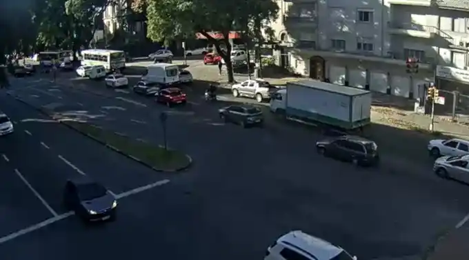Image from ComoMeMuevoUy: ⚠️ Siniestro de tránsito en Bv. Artigas y Av. Rivera. ❌ Un carril obst...