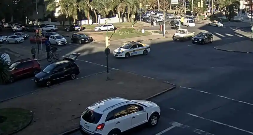 Image from ComoMeMuevoUy: ⚠️ Vehículo averiado en Bv. Artigas y Av. Brasil. ✖️ Carril obstruido ...