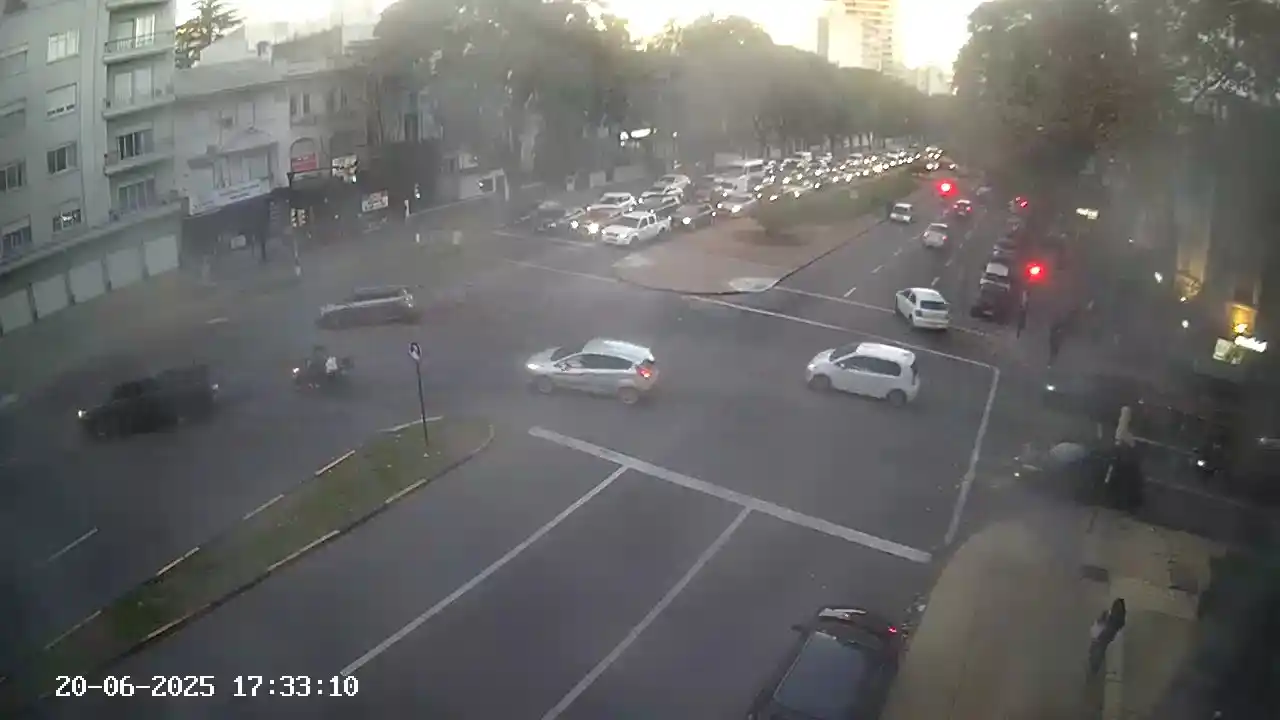 Image from ComoMeMuevoUy: 🚘 Vehículo detenido en Bv. Artigas y Rodó. ✖️ Carril obstruido hacia ...