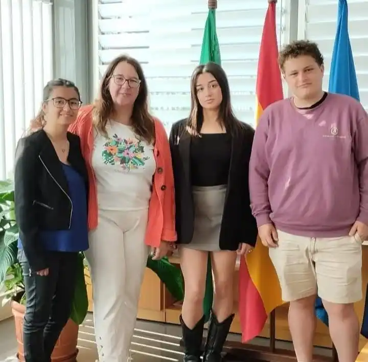 Image from Ayuntamiento de Castrillón: 🧑🏻💻👷🏻♀️👮🏻♀️ Enol, Elena y Wendy, del CIFP de Avilés, han fin...