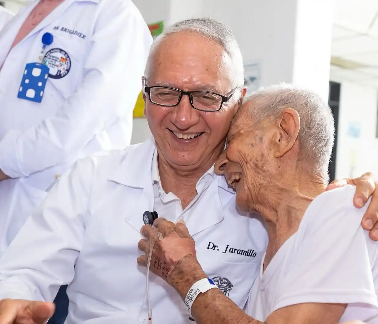 Image from MinSaludColombia: 👵🏽👴🏽 *Cuidar a nuestros adultos mayores es una forma de retribuir ...