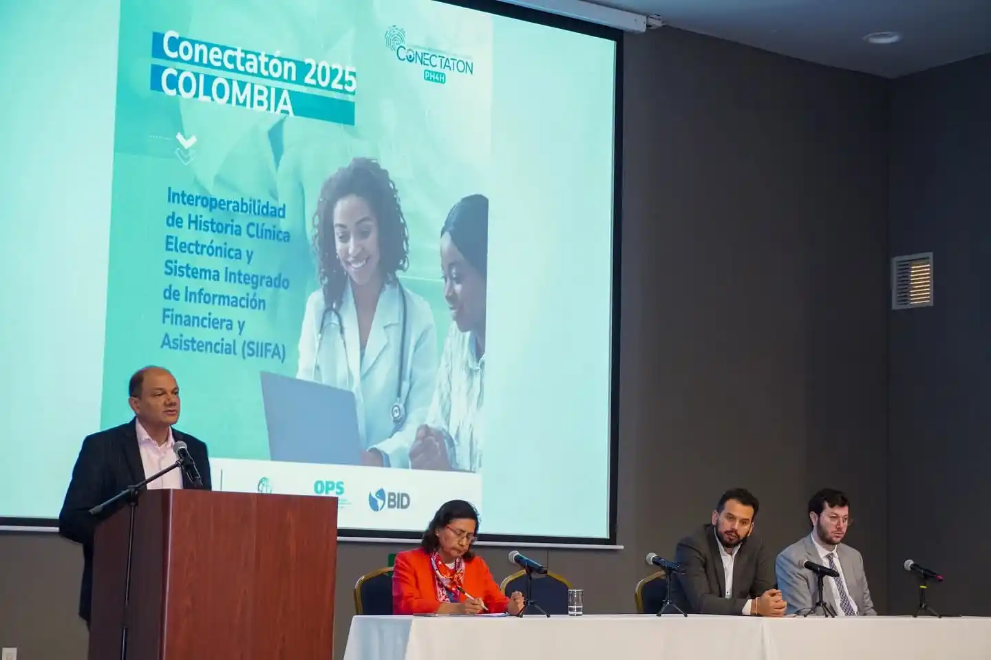 Image from MinSaludColombia: *El viceministro de Protección Social, Luis Alberto Martínez, dio aper...