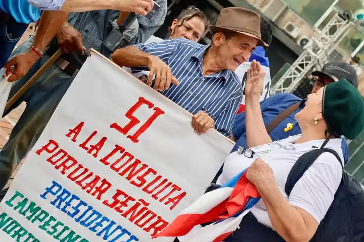 Image from MinSaludColombia: *¡En Cali se alza la voz por la justicia social y la democracia y se d...