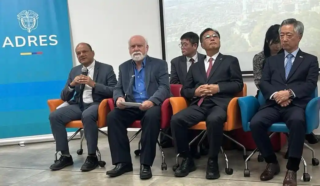 Image from MinSaludColombia: *En la mañana de este jueves el Viceministro de Proteccion Social, Dr....