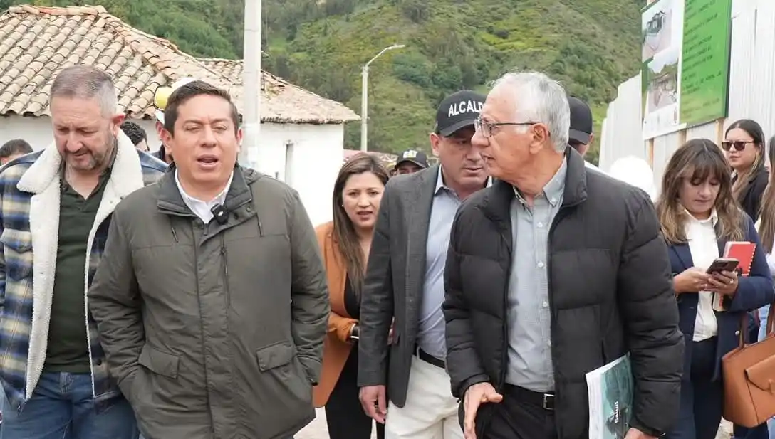 Image from MinSaludColombia: "Este miércoles, el ministro de Salud, Guillermo Alfonso Jaramillo, re...