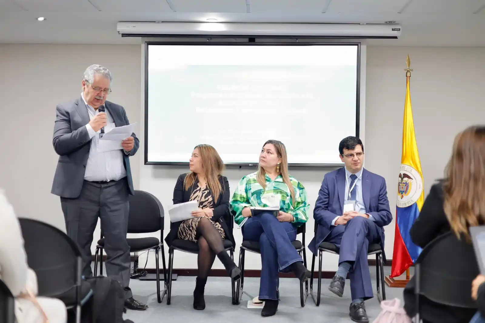 Image from MinSaludColombia: *La resistencia a los antimicrobianos está asociada a cerca de 1.7 mil...