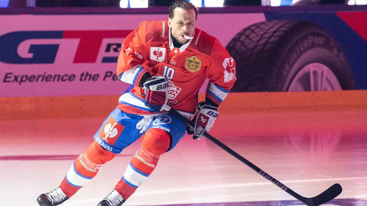 Image from ZSC Lions: Sven Andrighetto = IIHF Male Player of the Year 2024-25 🇨🇭🦁 ℹ️ htt...