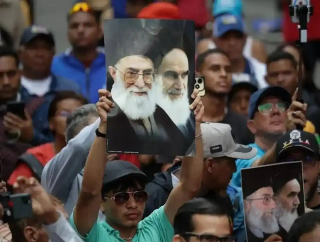Image from teleSUR English: 🇻🇪🇮🇷 *Venezuelans March for Peace, Back Iran and Palestine Amid Is...