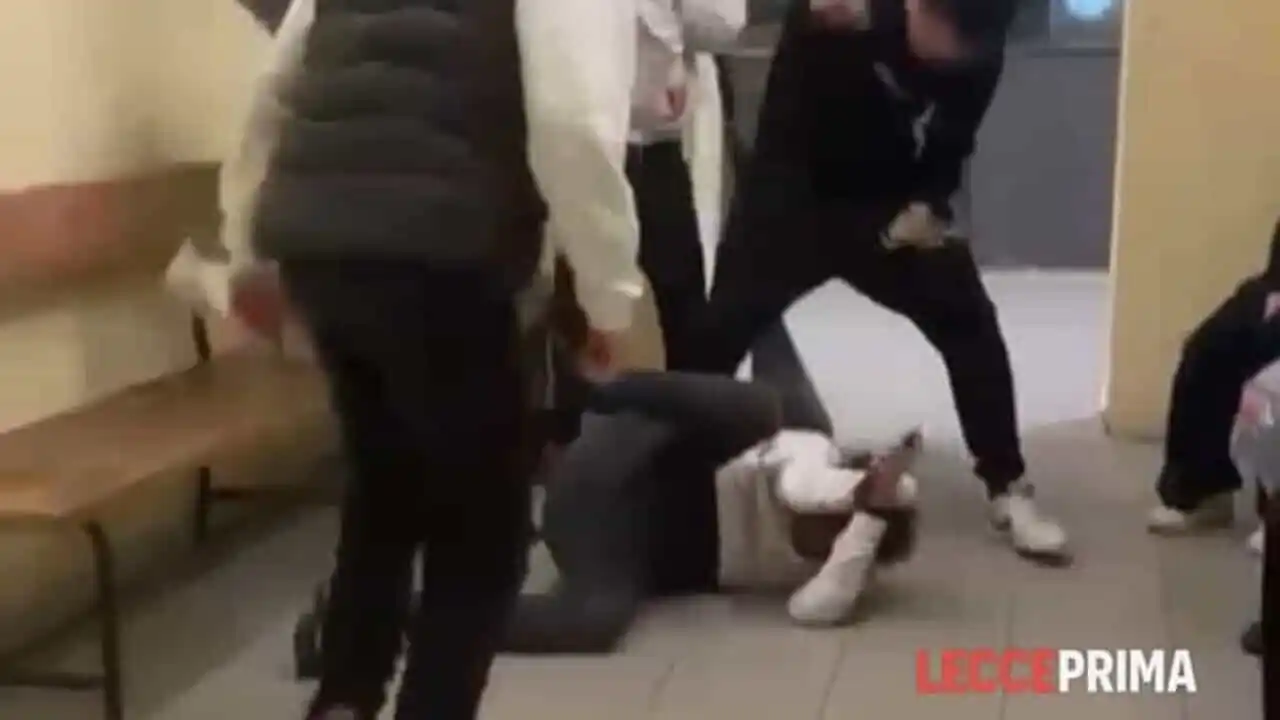 Image from LeccePrima.it: Aggressione e pestaggio shock in stazione: due minori under 14 in comu...