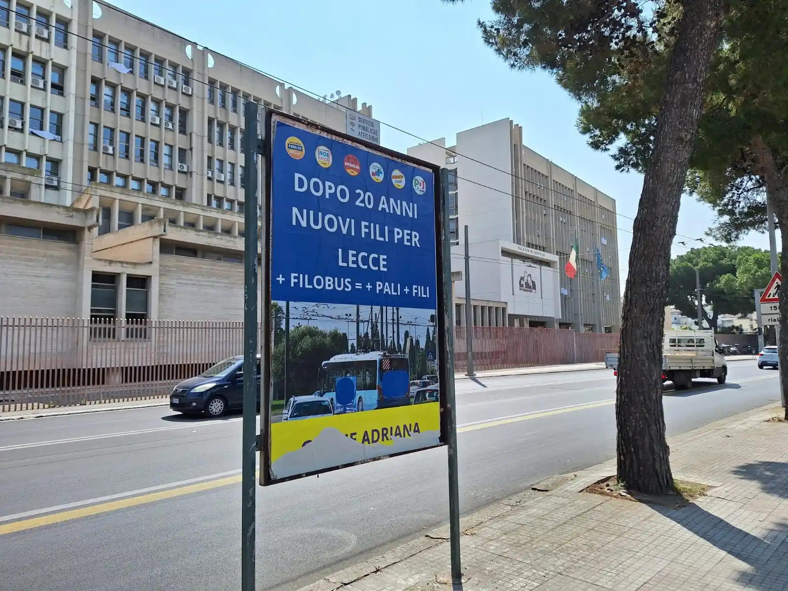Image from LeccePrima.it: Altri sette chilometri e mille pali per il filobus: la minoranza lanci...