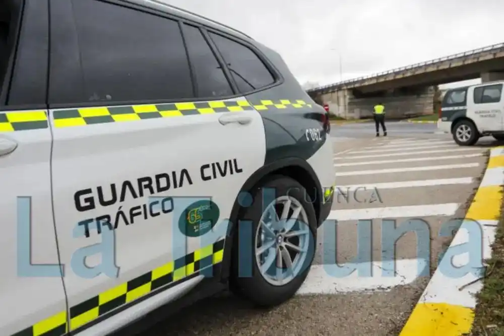 Image from La Tribuna de Cuenca: *'Cazan' a un conductor a 221 kilómetros por hora* Agentes de la Guard...