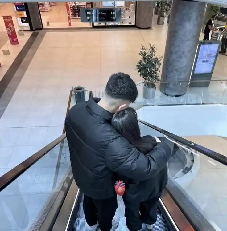 Image from عشق وجنون الحب❤فيديوهات صور حب حزن عشق اقتباسات عبارات حكم تعليم الجزيرة الحدث عالم نكت اللغة التركي: *في طريقي ألف شخص وفي عيني أَنت وحدَك 🥺♥* ضع قلب لنشر المزيد❤️👄...