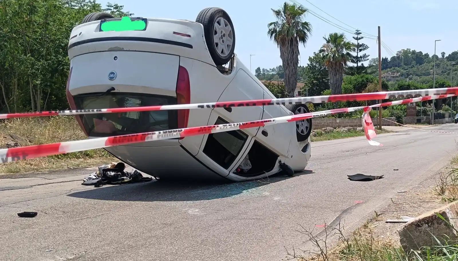 Image from LeccePrima.it: L’auto centra una cabina elettrica e si ribalta: traumi e contusioni p...