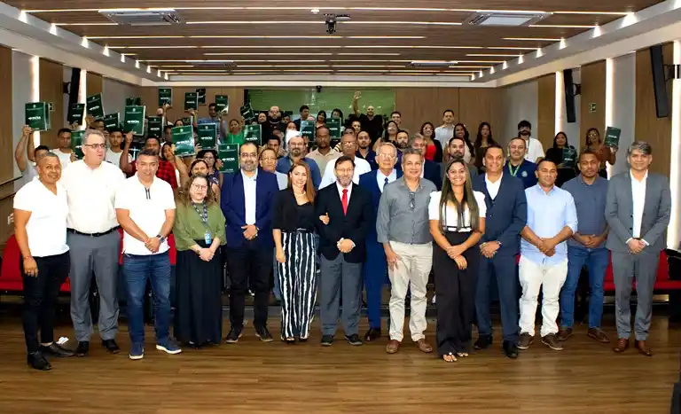 Image from Incra: 🔖 Parceria garante entrega de 33 contratos de uso a famílias do PAE I...