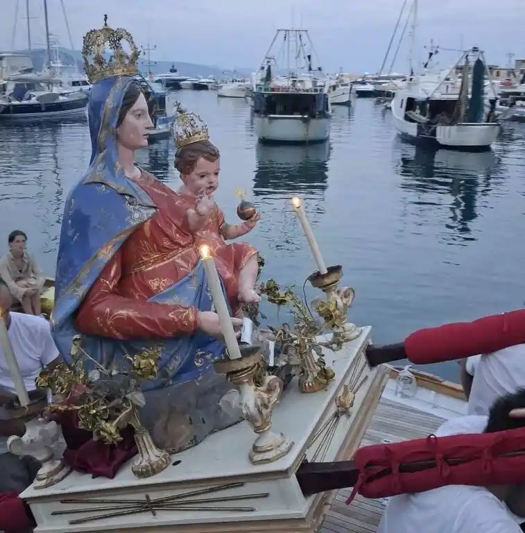 Image from Levante News: *'Santa': simulato il ritrovamento in mare della statua della Madonna ...