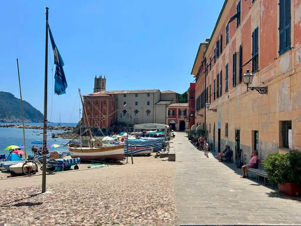 Image from Levante News: *Sestri, Baia del Silenzio: affidata a Shock Wave Sports la gestione d...