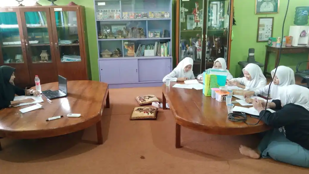Image from MAN 3 Bantul: Siswa MAN 3 Bantul Bimbingan Persiapan OSN Ekonomi di Laboratorium IPS...