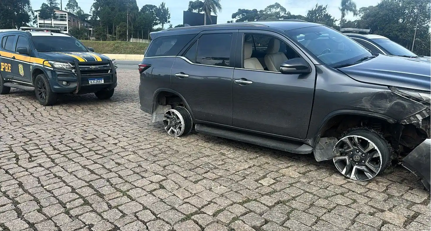 Image from O Município Joinville: *VÍDEO – Motorista fura pedágio em Garuva e abandona veículo no Paraná...