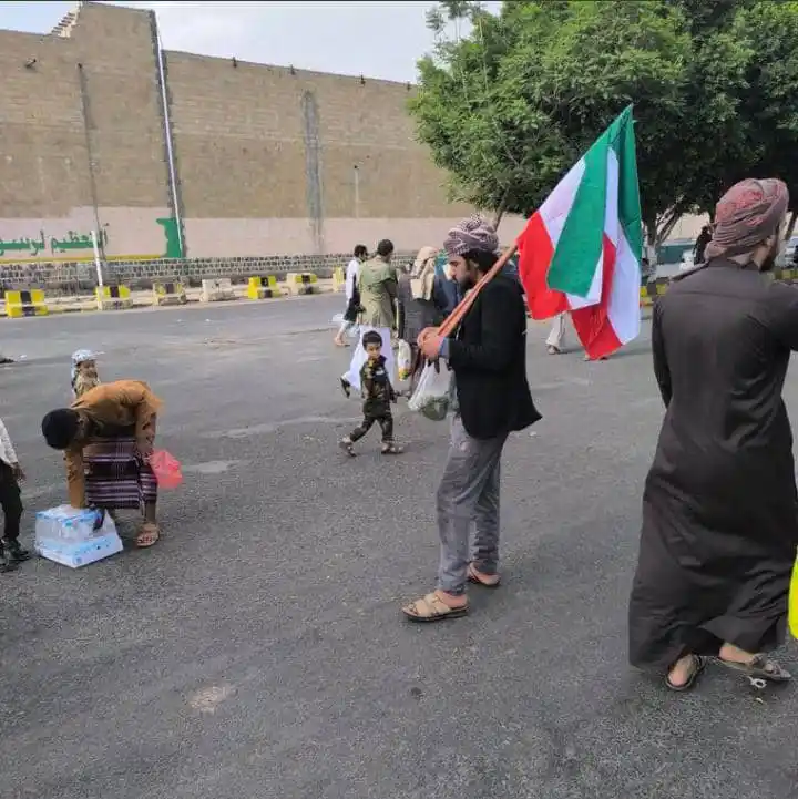 Image from كـوميــديـــا يـمنــية😂100%: المطاوعة زعلانين ليش رافعين علم 🇮🇷 وسط السبعين  وانت قع رجال وارفع ح...