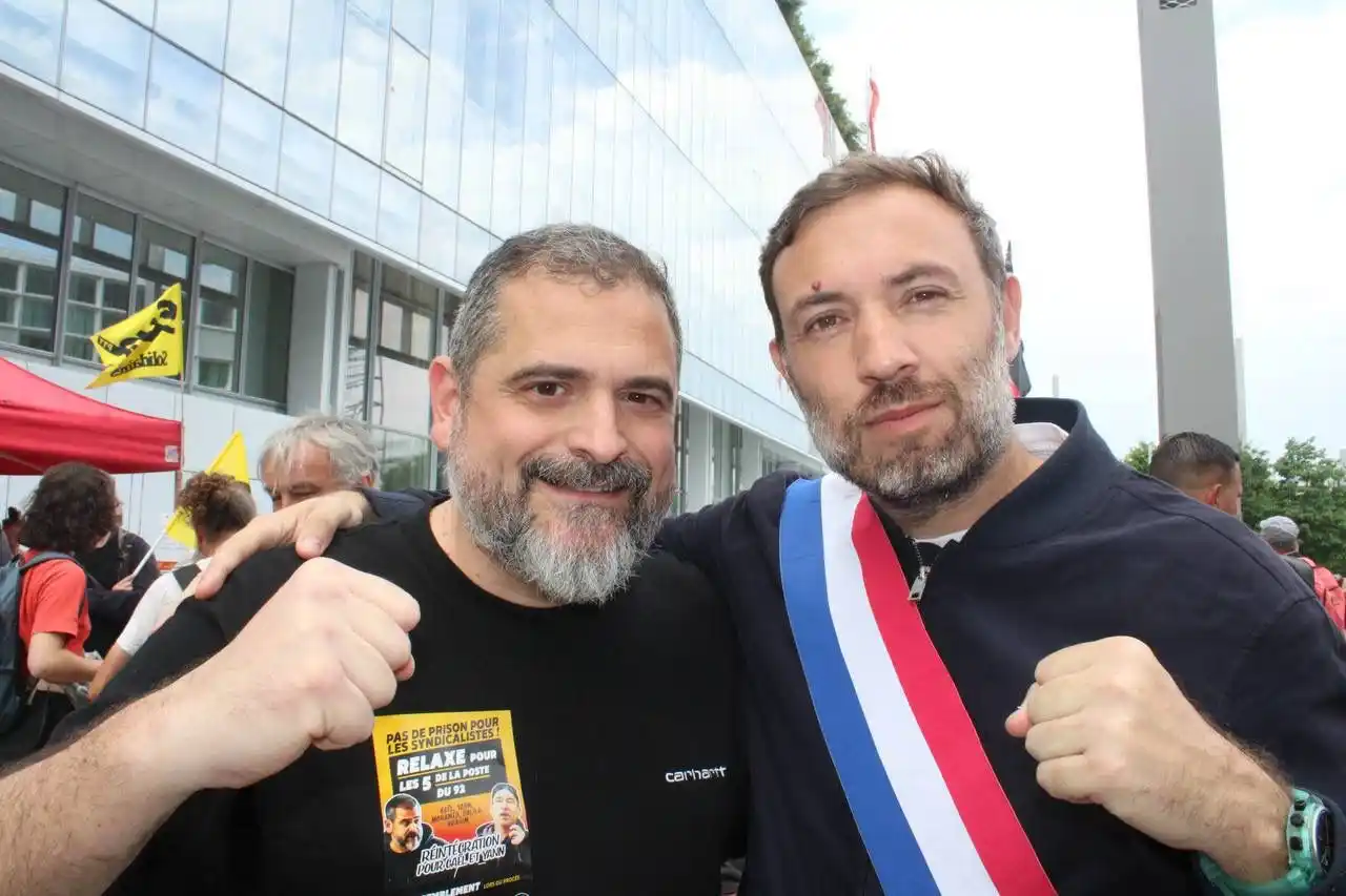 Image from Thomas Portes : ✊ Aux côtés de Gaël Quirante et des camarades postiers menacés de pris...