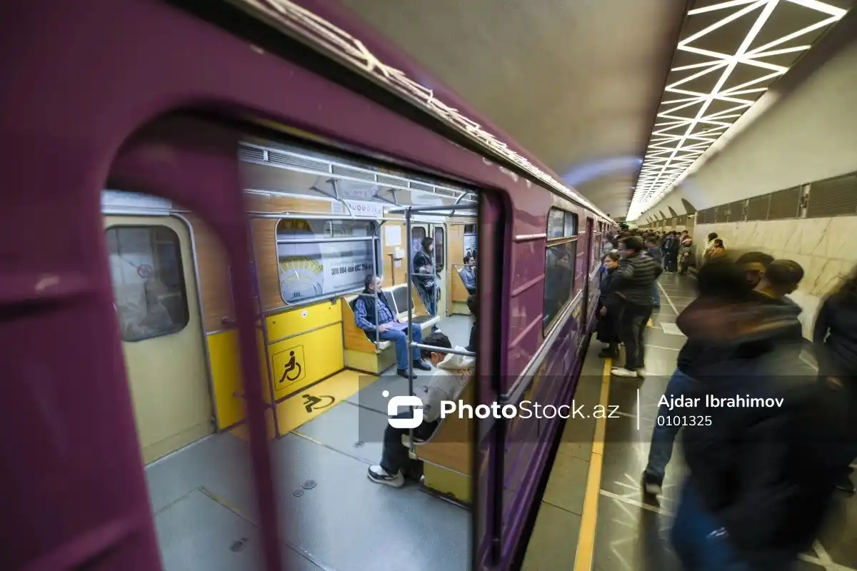 Image from OXU.AZ: 🔴 Bakıda metronun "28 May" stansiyasında vaqonda azyaşlıya qarşı qeyr...