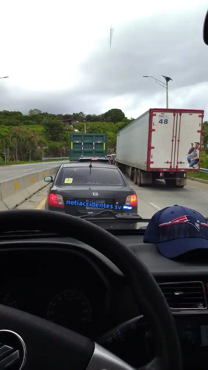 Image from NotiAccidentes SV 🇸🇻: Detenido subiendo el surf city no se sabe el porque 🙃...