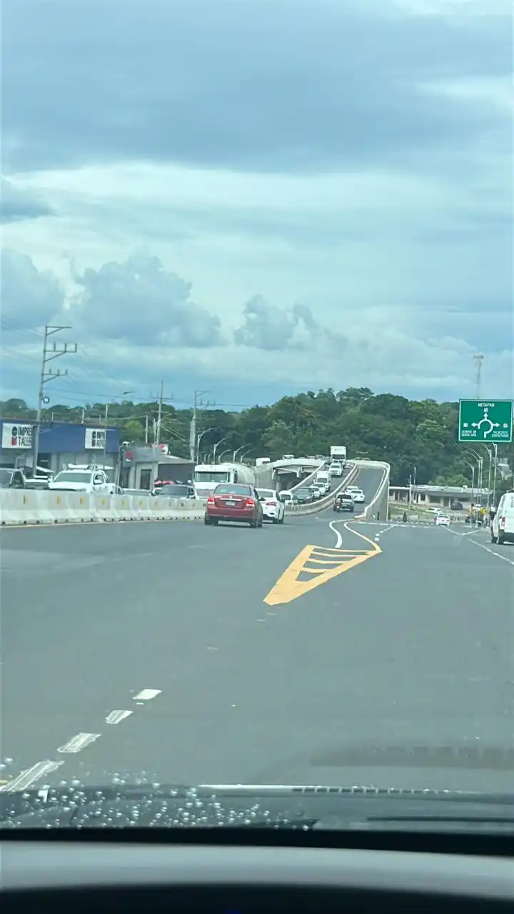 Image from NotiAccidentes SV 🇸🇻: El tráfico en Santa Ana desde paso desnivel de la Unico, para llegar a...