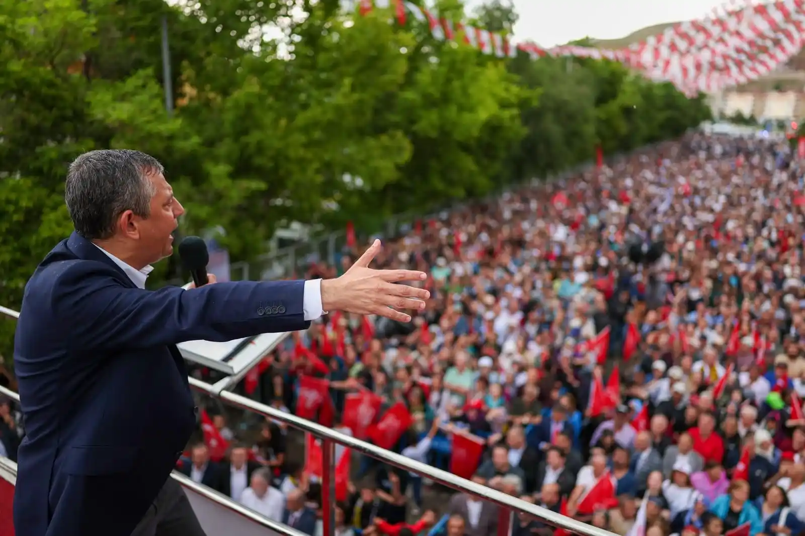 Image from CHP: Genel Başkanımız Özgür Özel, Bayburt Genç Osman Stadı önünde düzenledi...