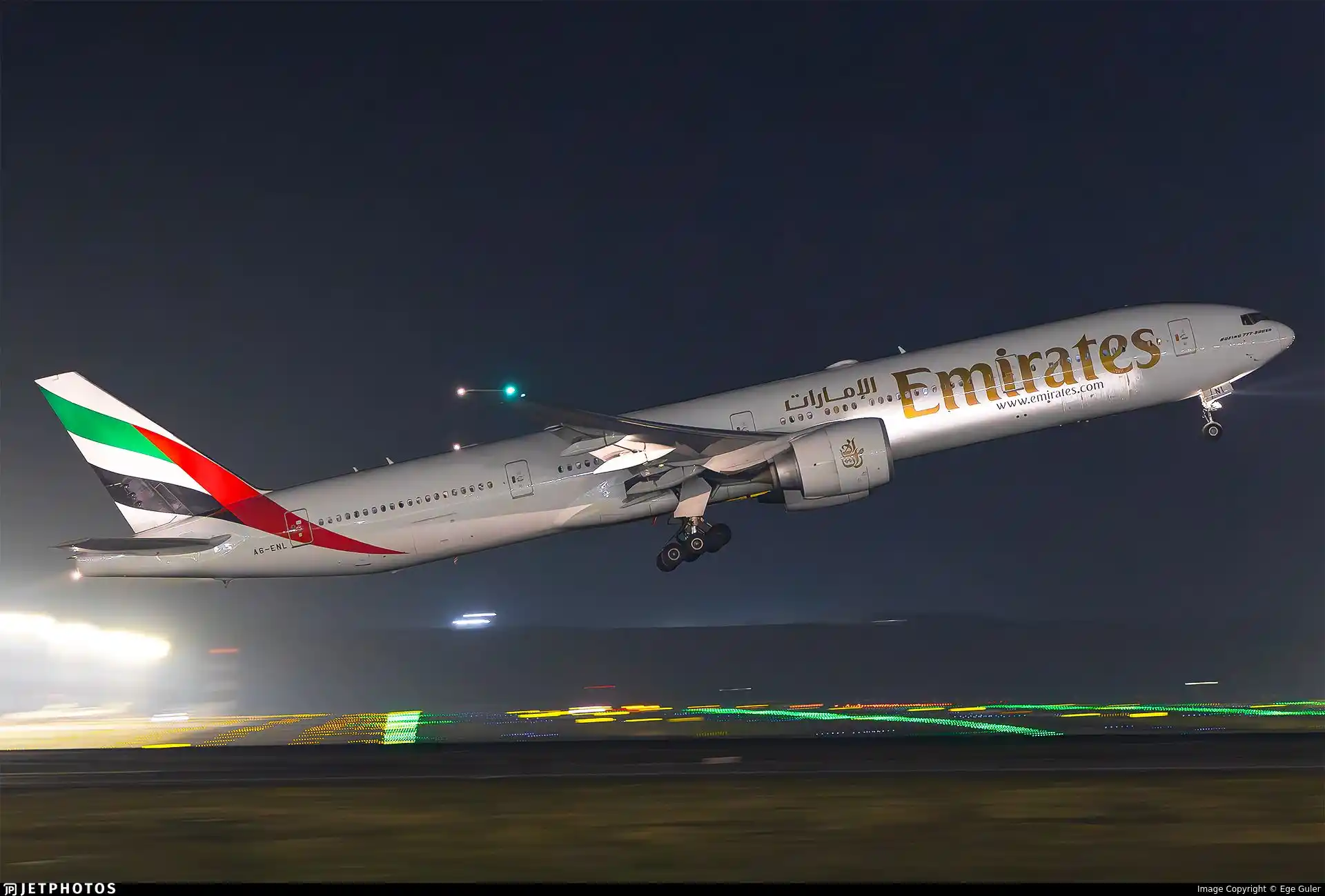 Image from Air Plus News : 🔴 [ Guerre Proche-Orient ]  Un Boeing 777-300 d’Emirates & 5 Airbus A...