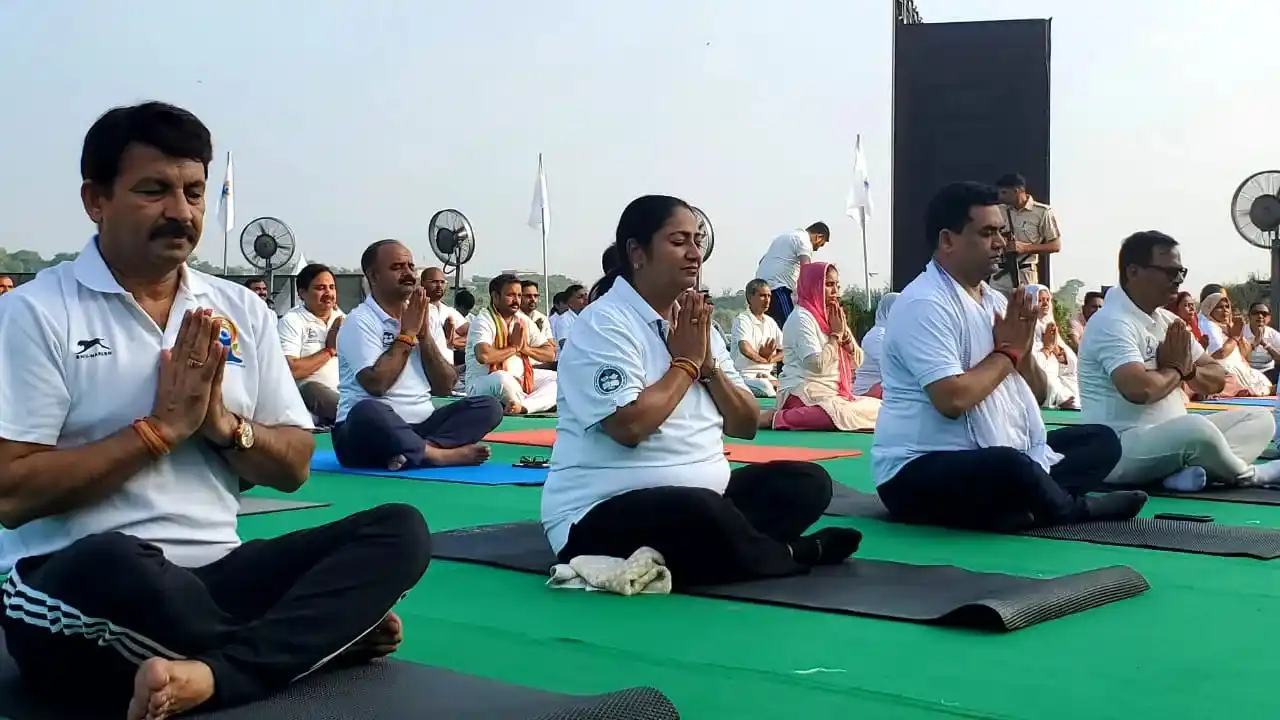 Image from Dainik Jagran: *PHOTOS: दिल्ली समेत NCR में भी International Yoga Day का दिखा जोश, सी...