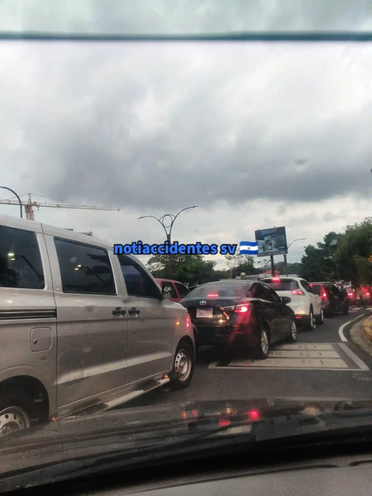 Image from NotiAccidentes SV 🇸🇻: Tráfico sobre Av revolución buscando la Manuel Enrique Araujo...